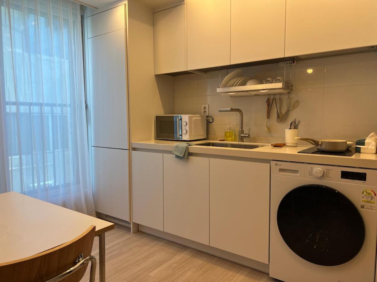 303 Newly Opened Yeonnam 5 minutes, from Hongdae, Airport bus Yeonhui, private 4 person studio Wooden white and cozy accommodation - 4