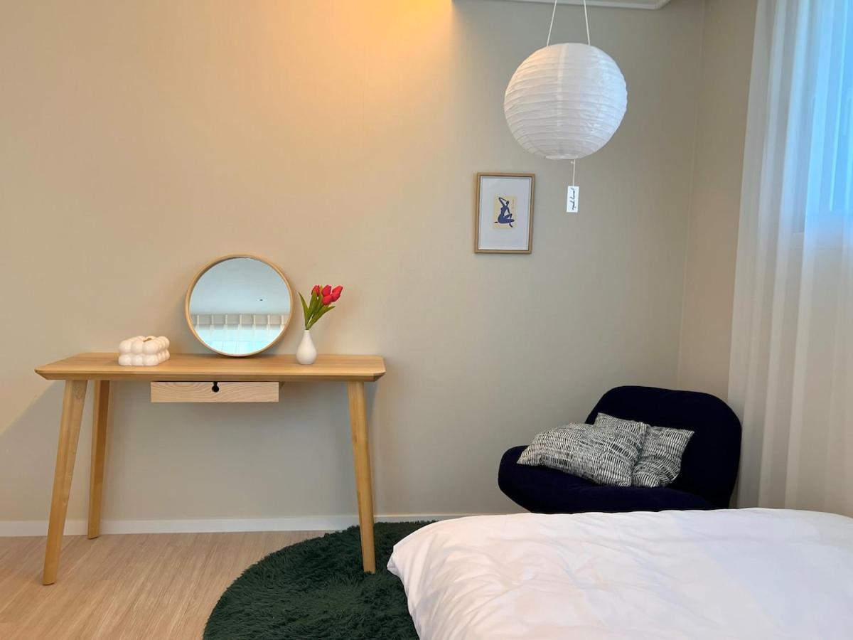 303 Newly Opened Yeonnam 5 minutes, from Hongdae, Airport bus Yeonhui, private 4 person studio Wooden white and cozy accommodation - 2