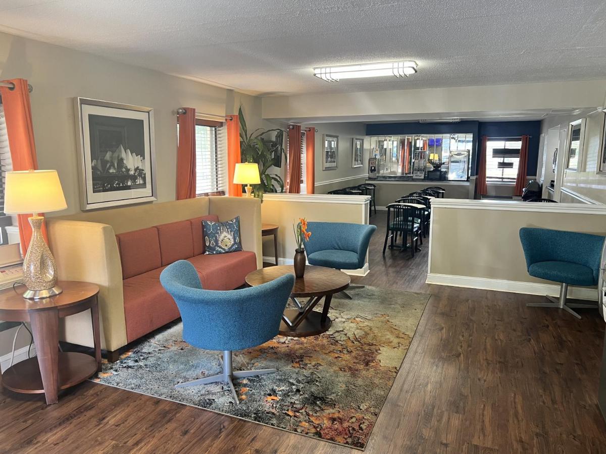 University Inn & Suites — photo 10