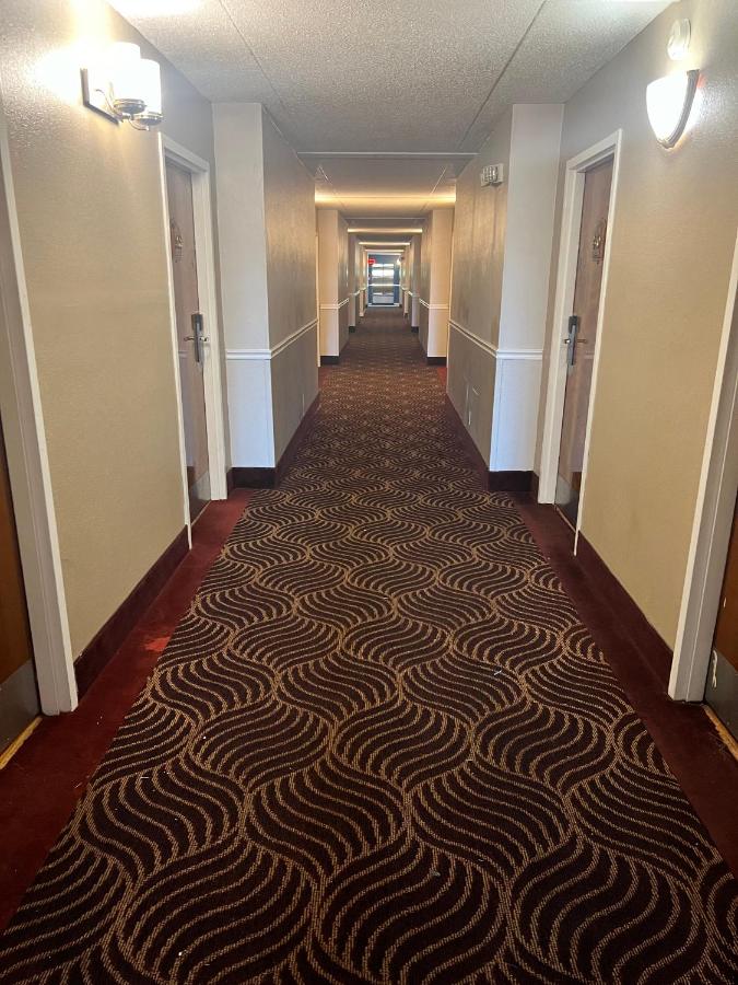 University Inn & Suites — photo 11