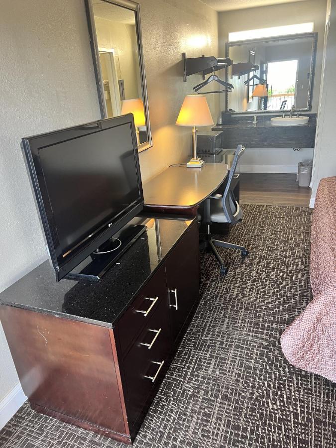 University Inn & Suites — photo 12