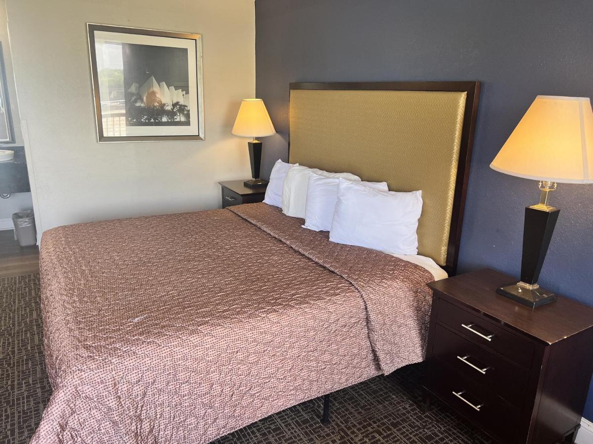 University Inn & Suites — photo 8