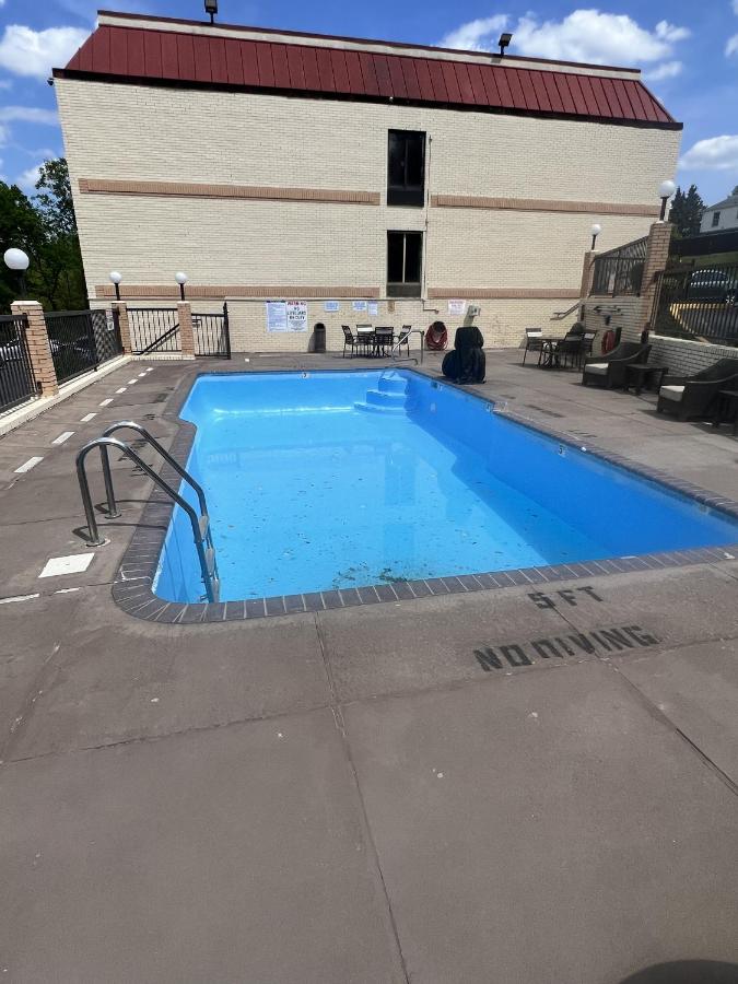 University Inn & Suites — photo 4