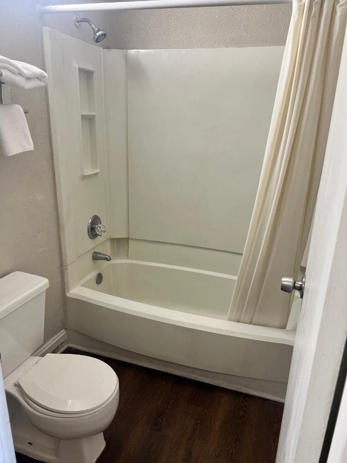 University Inn & Suites — photo 15