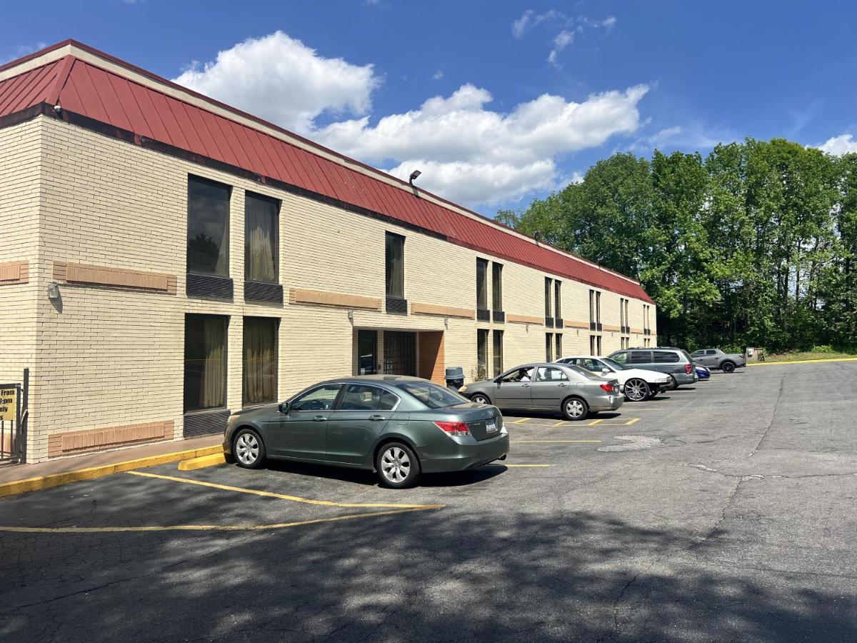 University Inn & Suites — photo 16