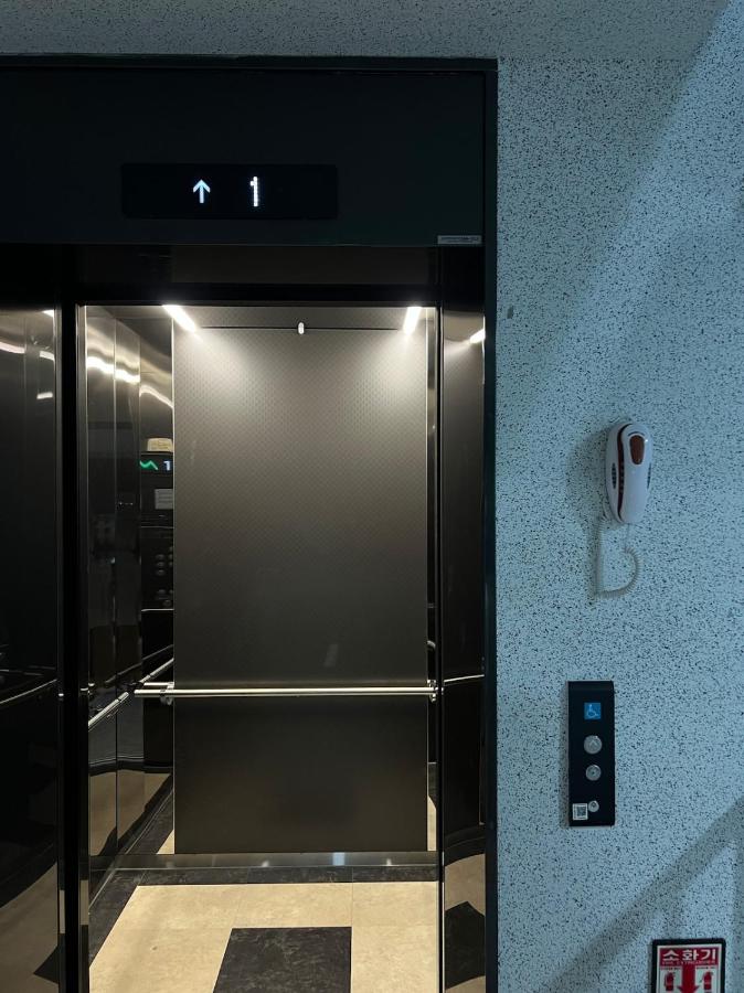 403 Newly Opened Yeonnam, 5 minutes from Hongdae airport bus Yeonhui private 4person studio modern wood black - 3