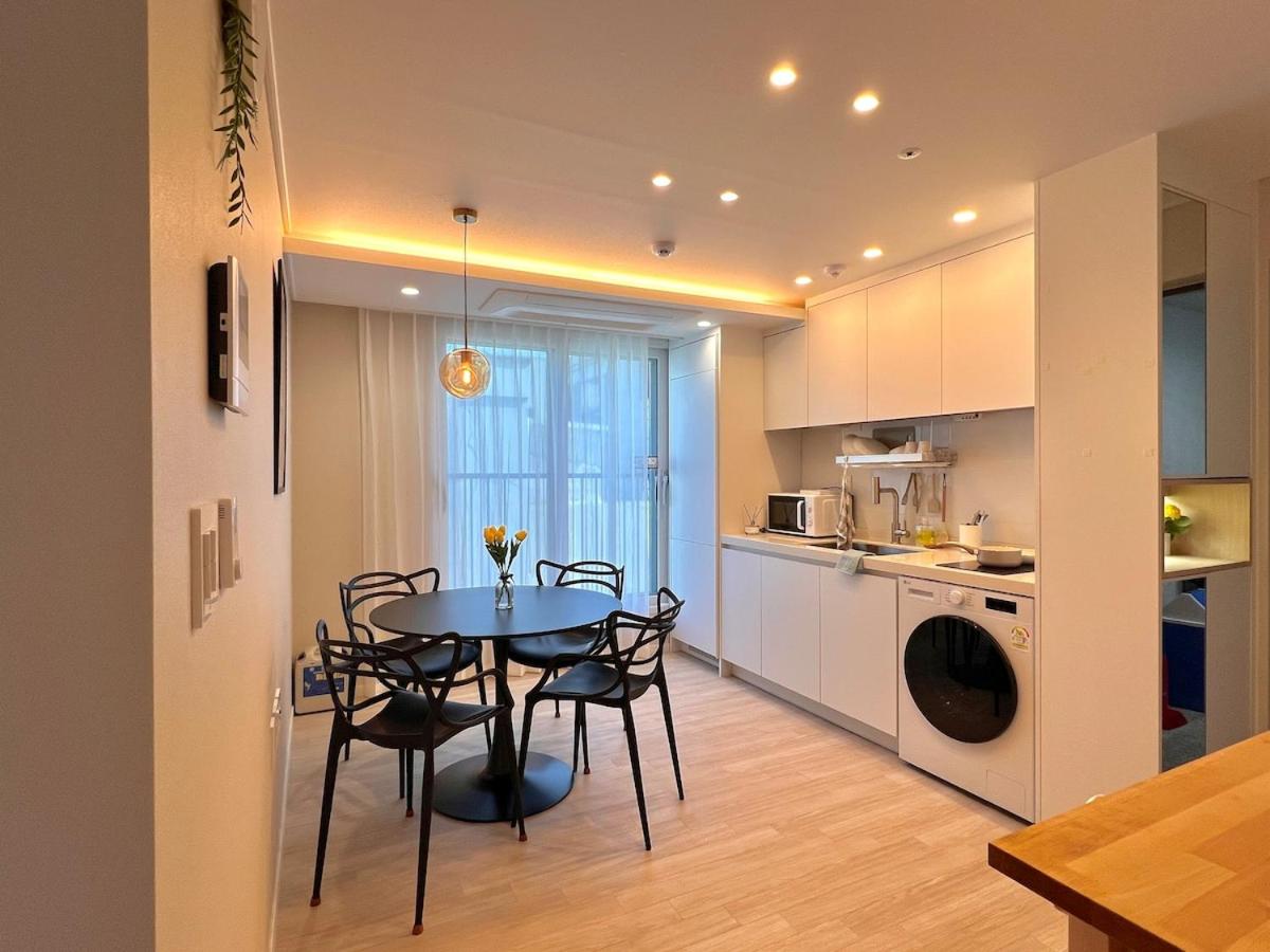 403 Newly Opened Yeonnam, 5 minutes from Hongdae airport bus Yeonhui private 4person studio modern wood black - 4