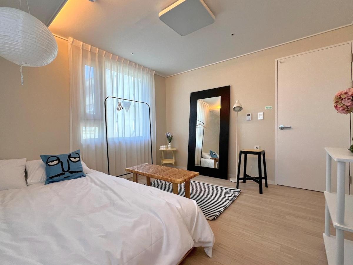 403 Newly Opened Yeonnam, 5 minutes from Hongdae airport bus Yeonhui private 4person studio modern wood black - 2