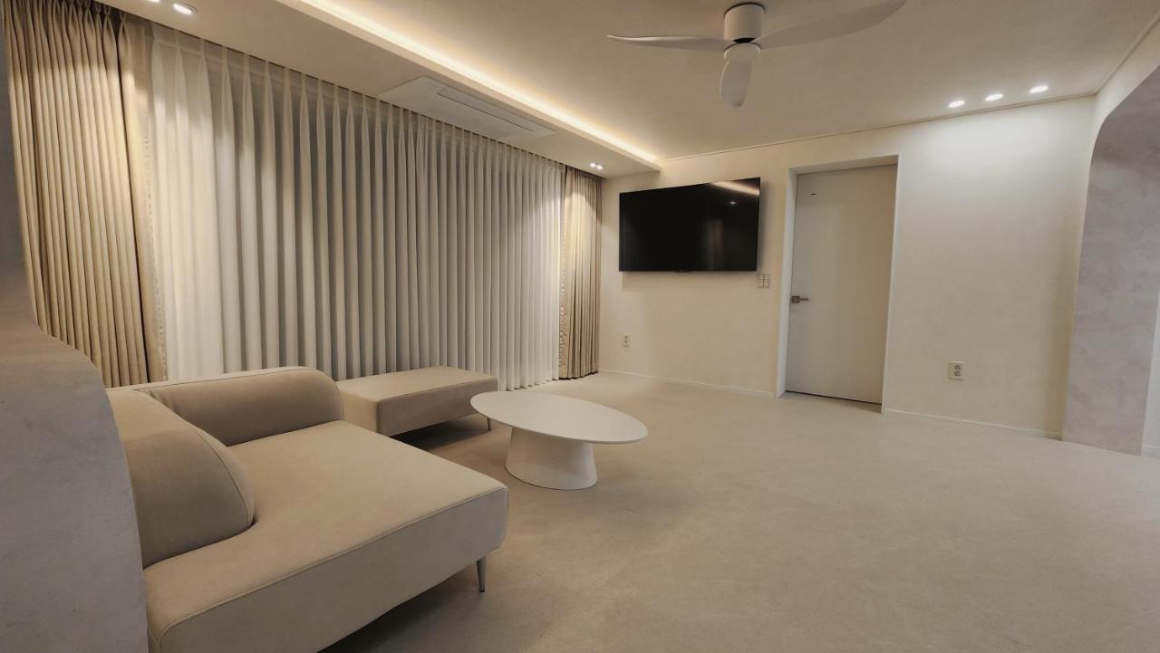 HONGDAE Private House 6Room 4Bath 10beds - 5