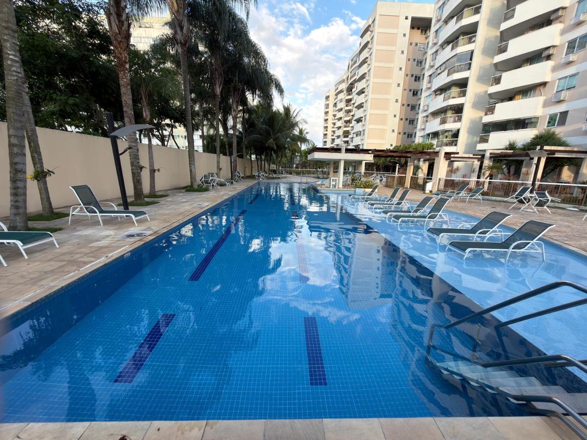 2 qrts c suíte, ar condicionado, piscina infantil e adulto, parquinho, estacionamento privativo, portaria 24hrs, self checkin, indicado pra família c crianças, casais e hóspedes a trabalho