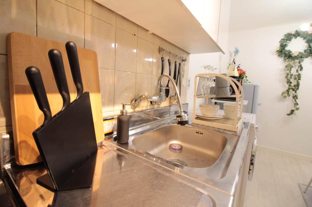 5 Min walk from Hongik Univ Exit3 2 Room, 3 beds ,MAX 6 PPL, 2nd floor - 4