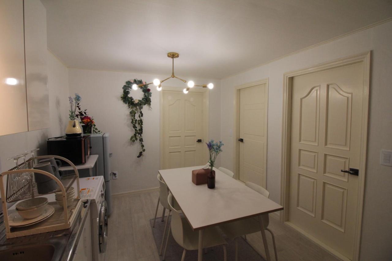 5 Min walk from Hongik Univ Exit3 2 Room, 3 beds ,MAX 6 PPL, 2nd floor - 2