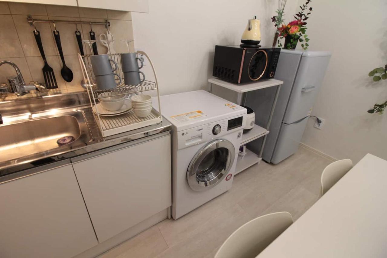 5 Min walk from Hongik Univ Exit3 2 Room, 3 beds ,MAX 6 PPL, 2nd floor - 5