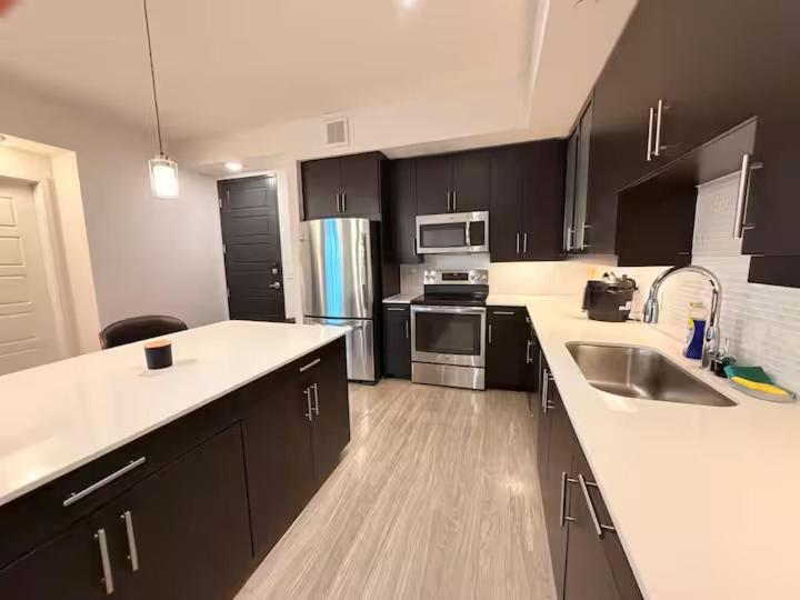 Downtown Austin 2 Bedroom & Sofa Bed Apartment Near Rainey Street and Lady Bird Lake - 4