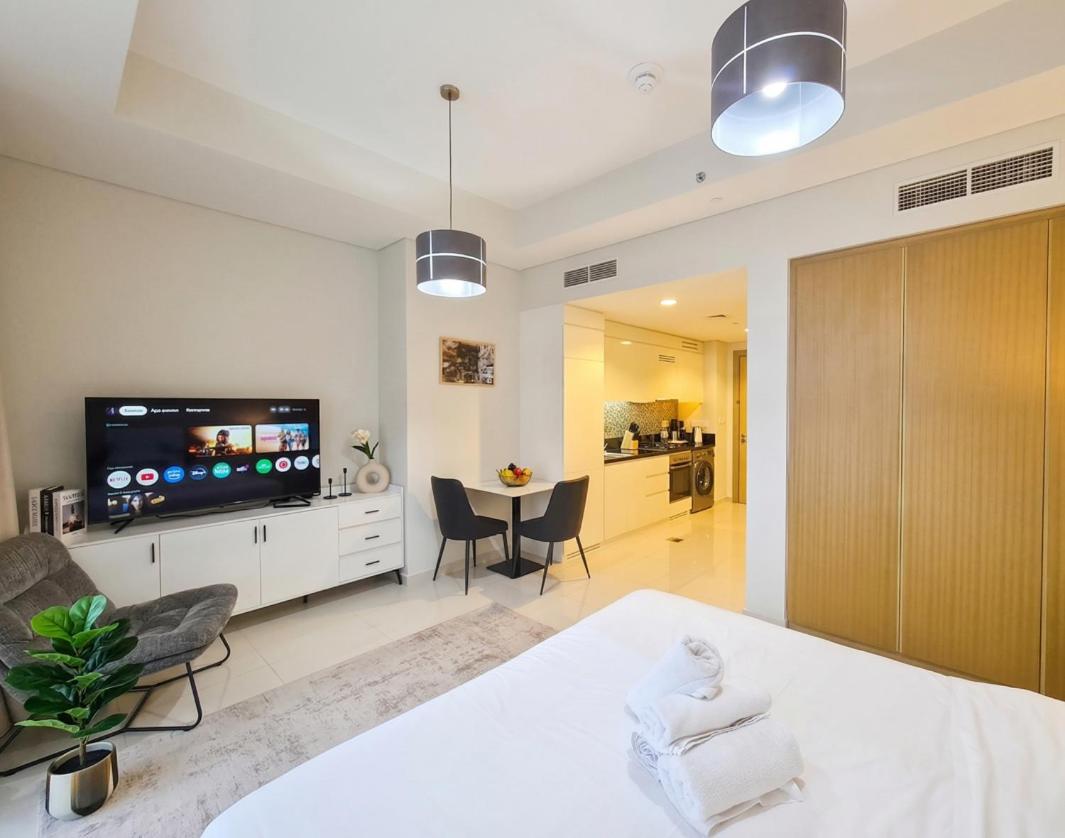 Bright, Airy Studio with Contemporary Vibes - 5