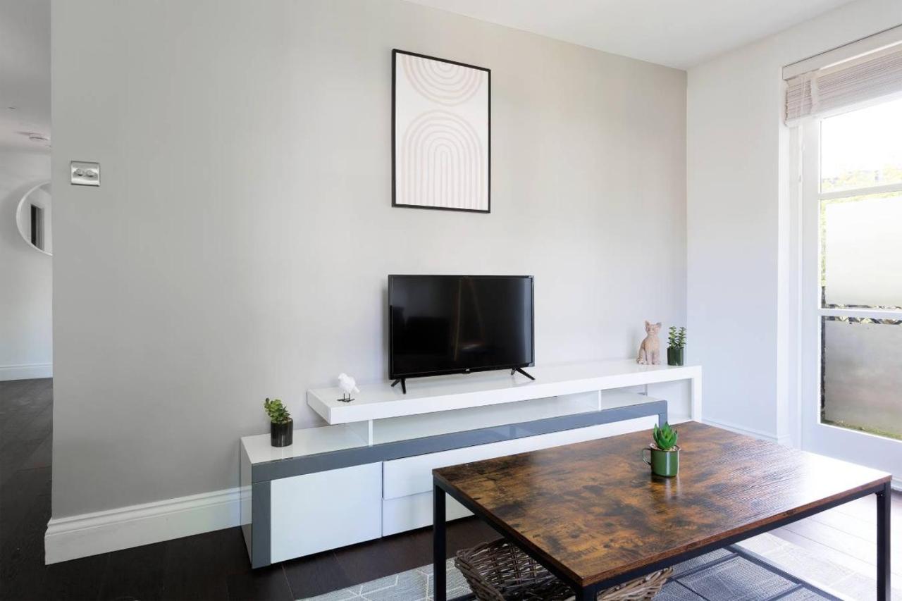 Chelsea 2-bed Apartment with Parking and Balcony - 5