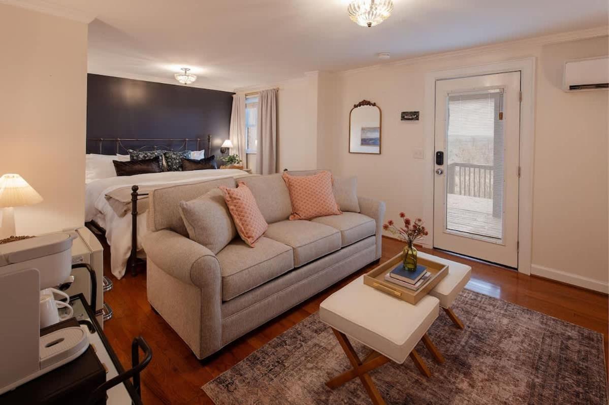 Image: Historic Riverview Inn Suite Nine