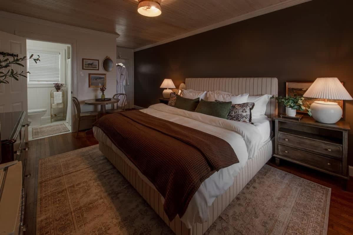 Image: Historic Riverview Inn Three