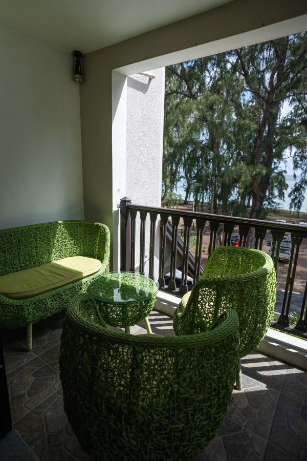 Beach Access Apartment with Sea View and Garden