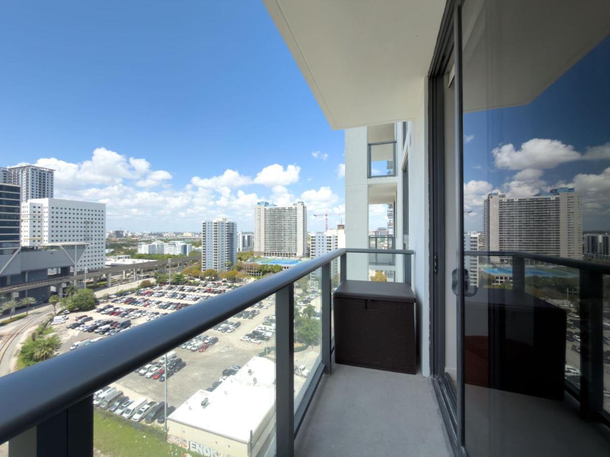 C1615 Serene Downtown Escape with Balcony and Pool in Miami Downtown - 5