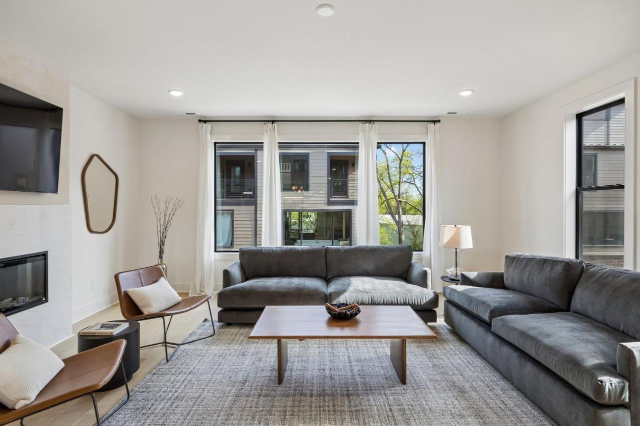 Stylish 3-Story Townhome Hot Tub & Fireplace