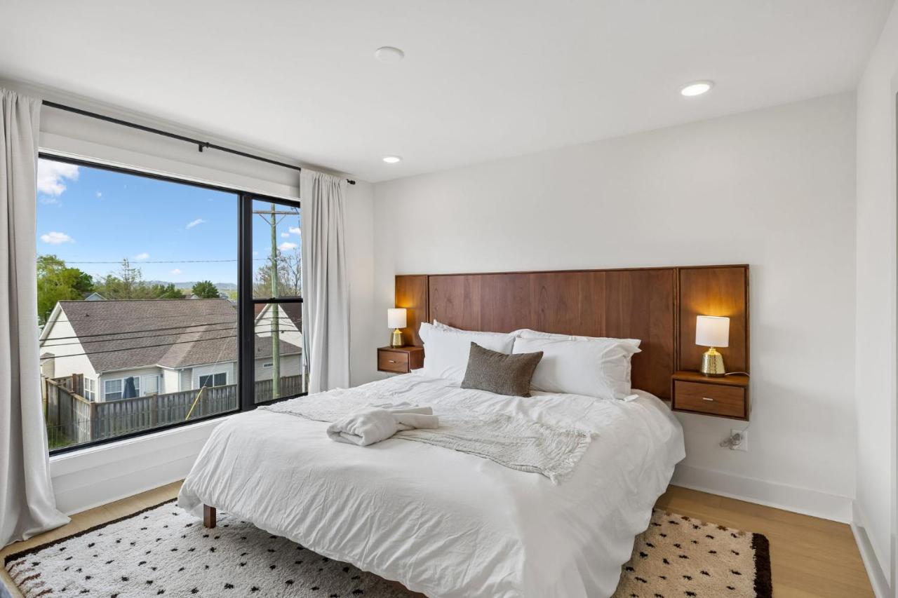 Stylish 3-Story Townhome Hot Tub & Fireplace - 4