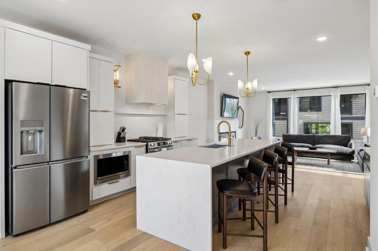 Stylish 3-Story Townhome Hot Tub & Fireplace - 2