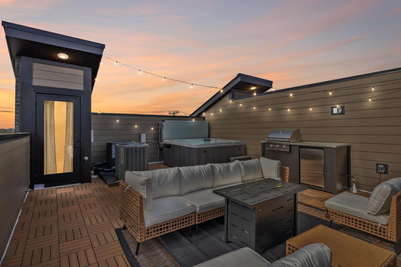 Stylish 3-Story Townhome Hot Tub & Fireplace - 5