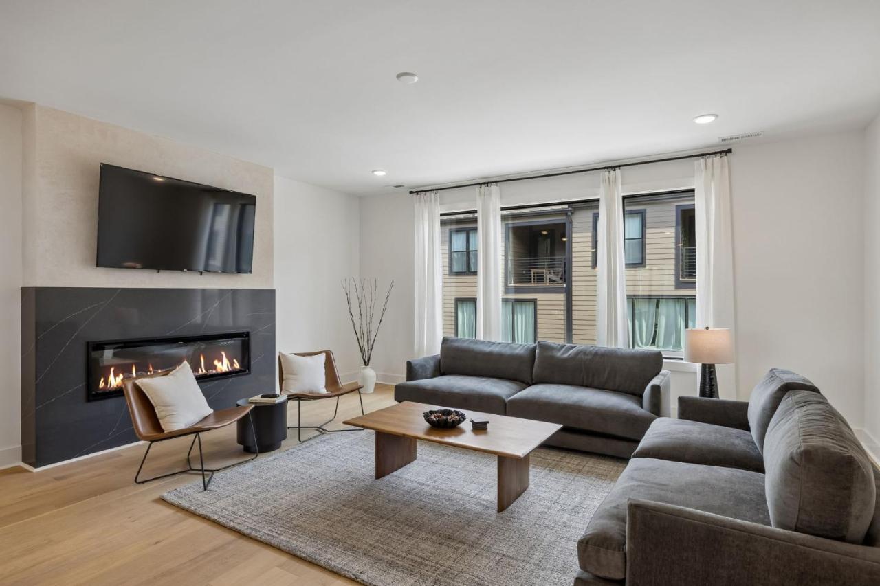 Elegant Townhome Rooftop Hot Tub & Fireplace