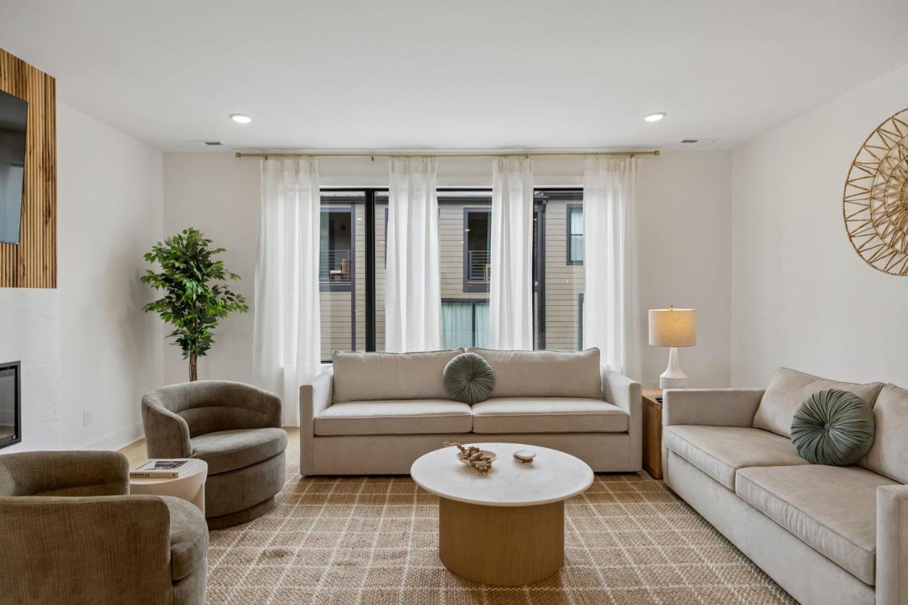 Modern Townhouse Rooftop Hot Tub & Fireplace