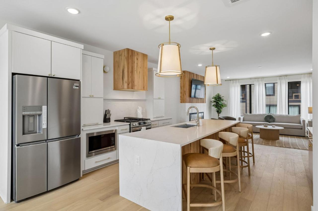 Modern Townhouse Rooftop Hot Tub & Fireplace - 2