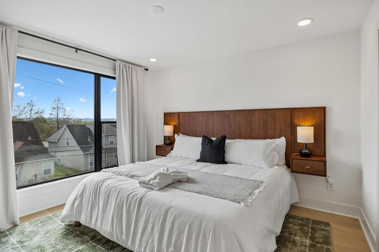 Trendy Townhouse Rooftop Hot Tub & Fireplace - 3