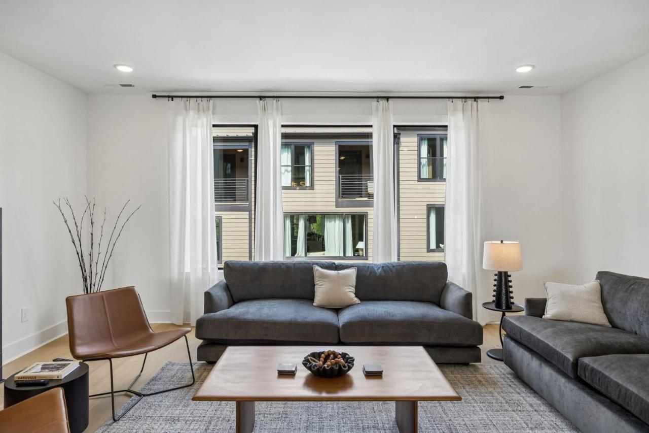 Trendy Townhouse Rooftop Hot Tub & Fireplace