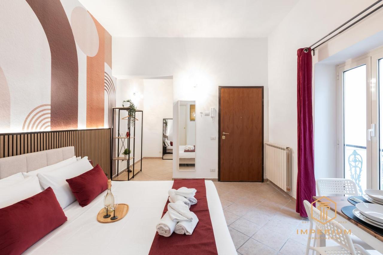 Historic Center Loft - 5min to Colosseum, 300mt to Metro, Pvt Balcony, A-C - 2