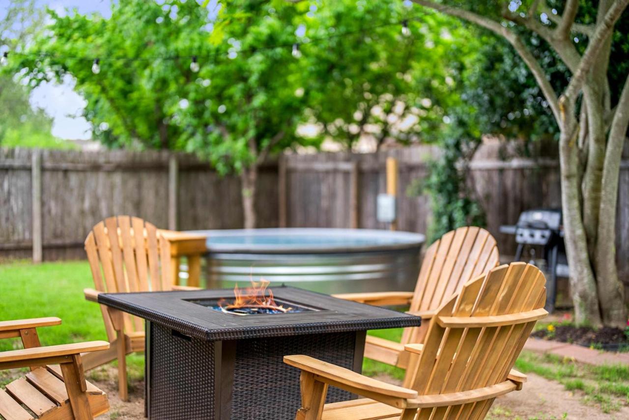 Botanist Retreat Pet-Friendly Austin Home Yard