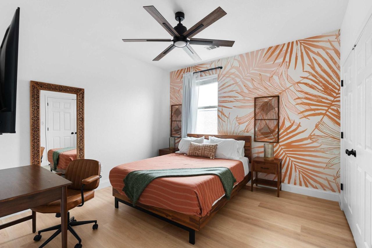 Botanist Retreat Pet-Friendly Austin Home Yard - 4