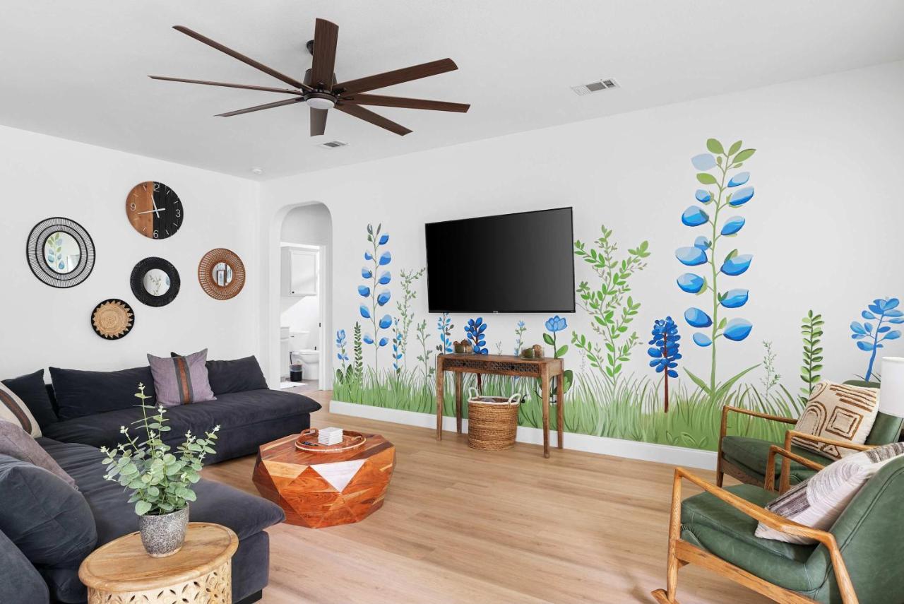 Botanist Retreat Pet-Friendly Austin Home Yard - 5