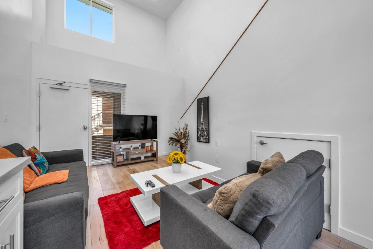 Chic 2 Levlel Loft with Balcony and Parking - 5