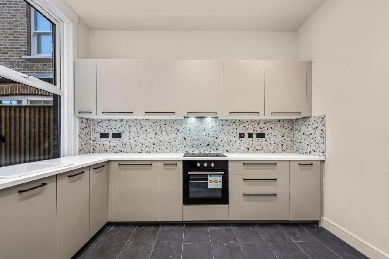 Beautifully Designed Studio with Full Kitchen - 4