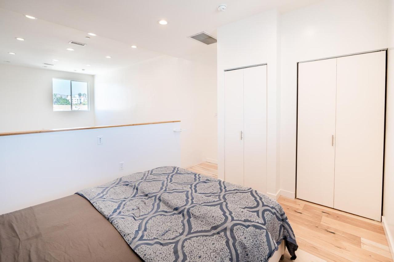 Chic 1-Bedroom Loft in Hollywood 10 Min From Downtown - 2