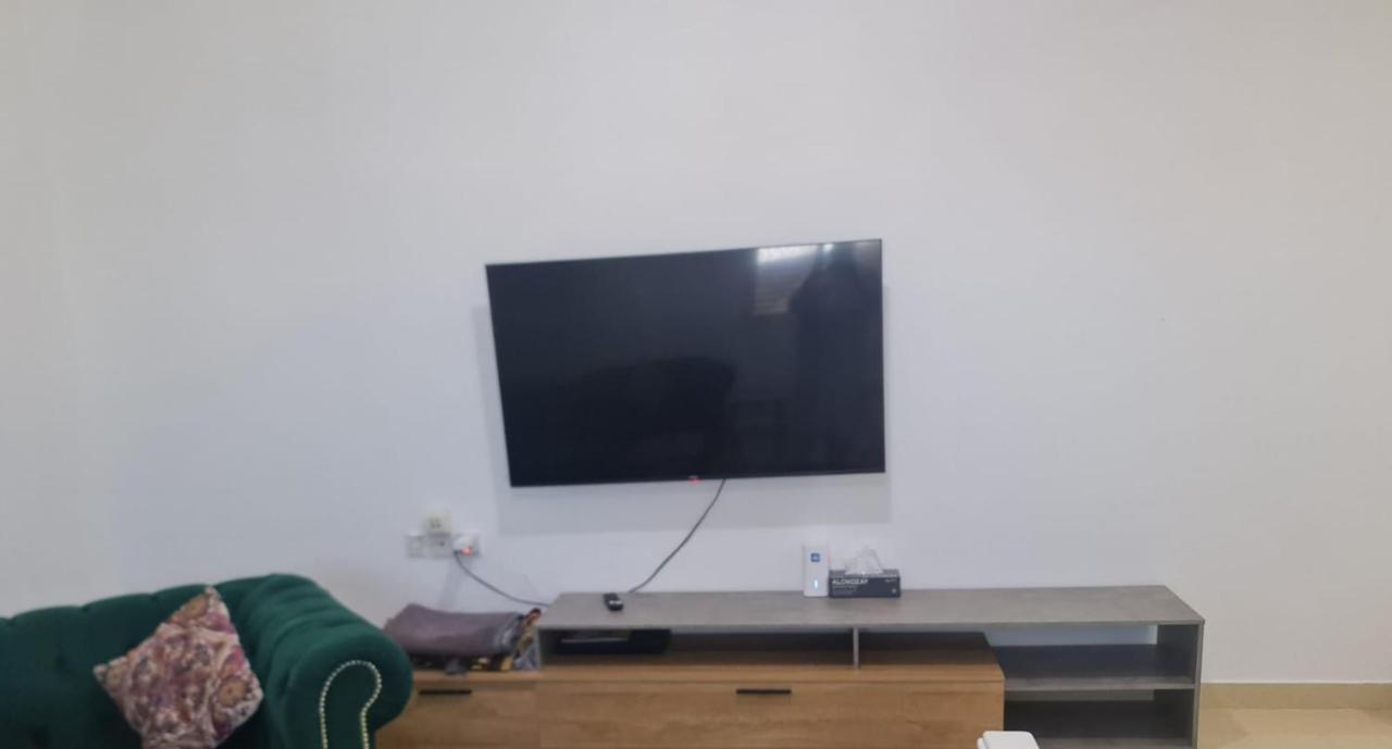 غرفة ماستر مع سريرين كبار وشاشة ومجلس