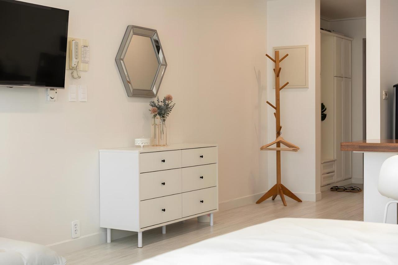 0 Min to Subway, Hongdae Main Street - 4