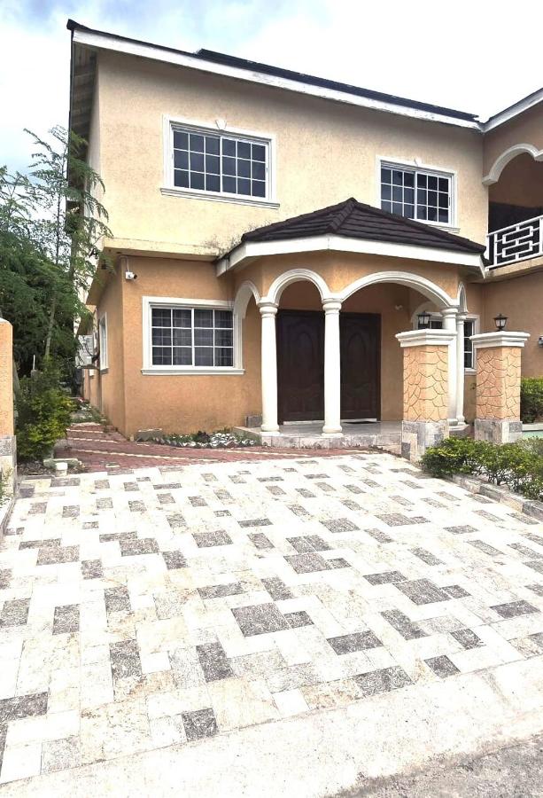 Cozy Groundfloor 2BR Getaway in Old Harbour - 2