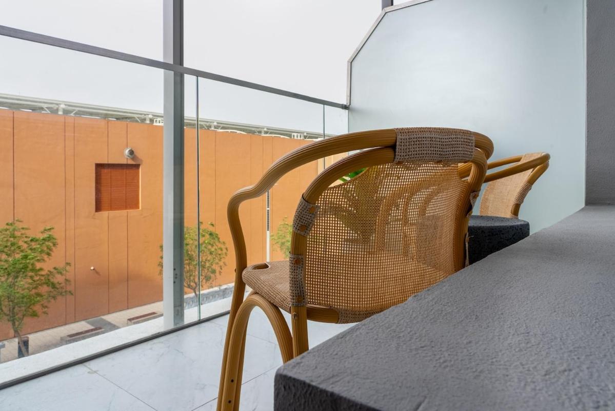 Stylish Stay Near Airport & Yas Island - 5