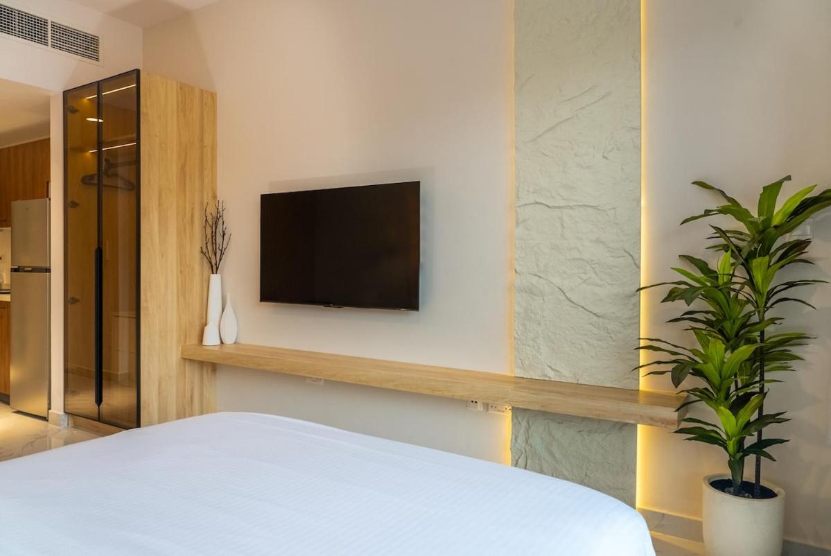 Stylish Stay Near Airport & Yas Island - 4