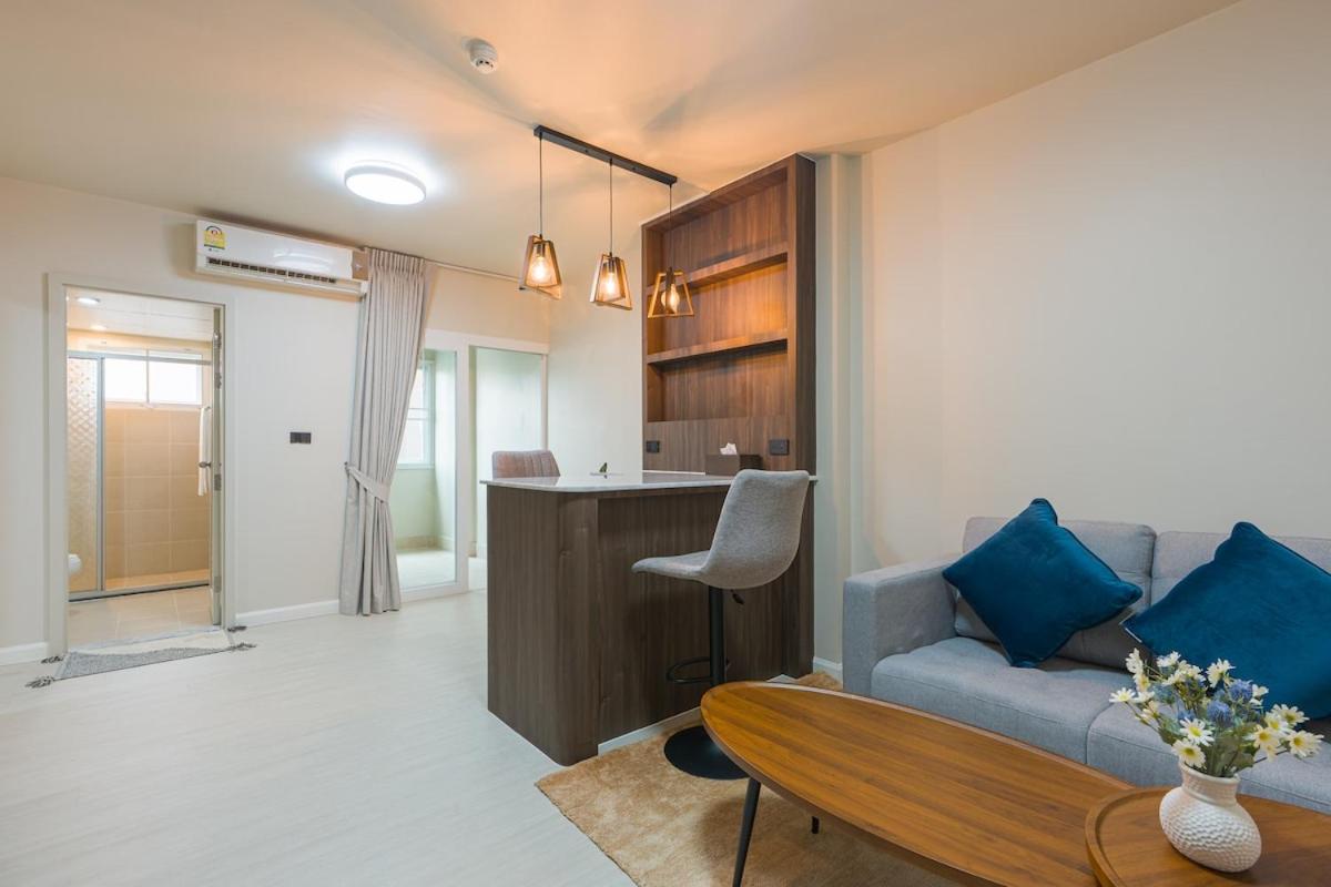 Spacious 1BR in Old town with Workspace Pool Gym Wi-Fi