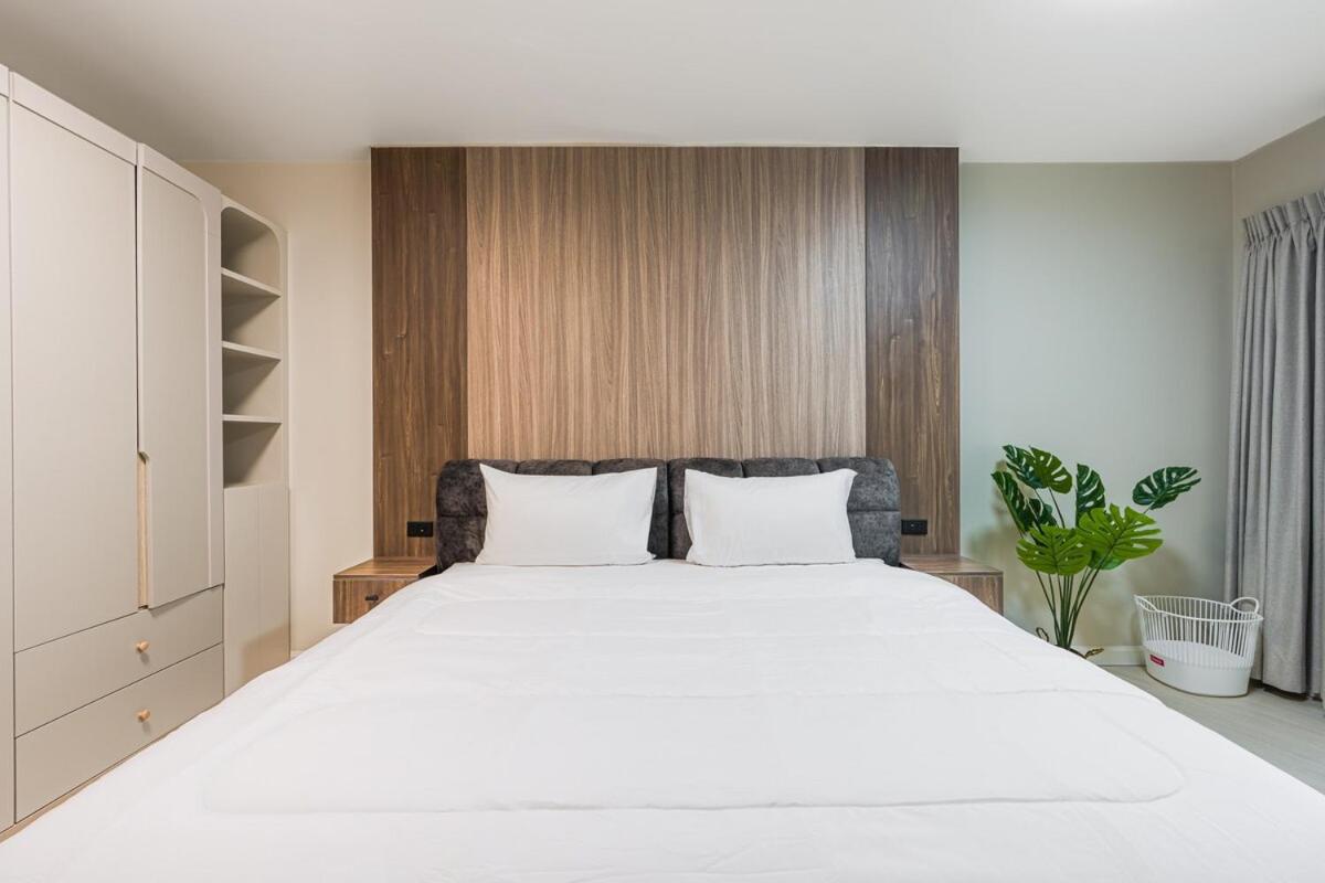 Spacious 1BR in Old town with Workspace Pool Gym Wi-Fi - 2