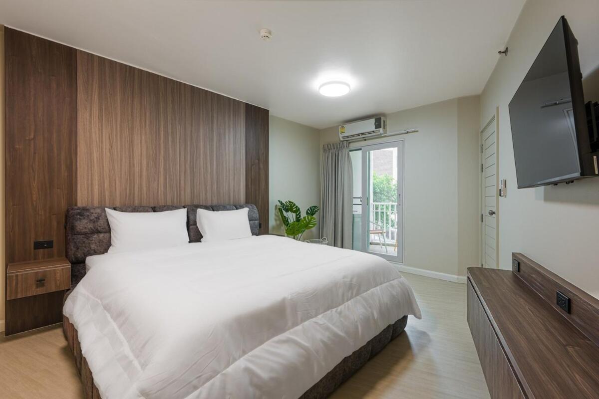 Spacious 1BR in Old town with Workspace Pool Gym Wi-Fi - 3