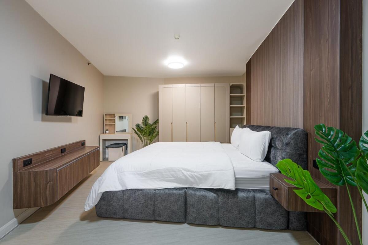 Spacious 1BR in Old town with Workspace Pool Gym Wi-Fi - 5