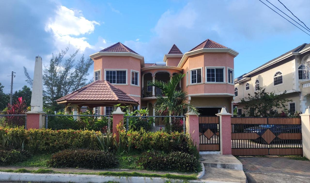 Cozy 3-bedroom house with gazebo for relaxation - 2